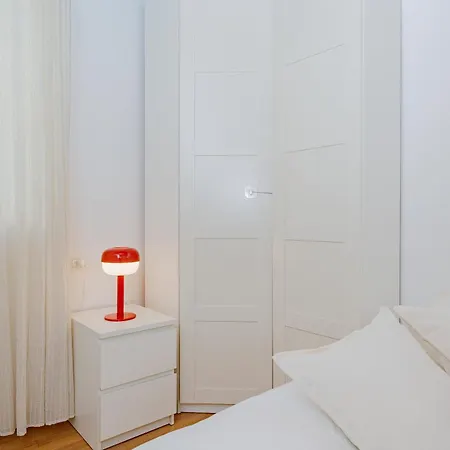 2 Bdr Flat - Direct Tram 15 Min Duomo Apartment Milan