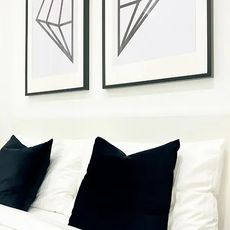 The Boutique Houses - San Siro With Private Parking - Bande Nere M1 Metro Direct To Duomo- Apartments Milan City Center Apartamento *