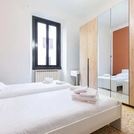I-host Spacious 2br Near Center Lägenhet Milano