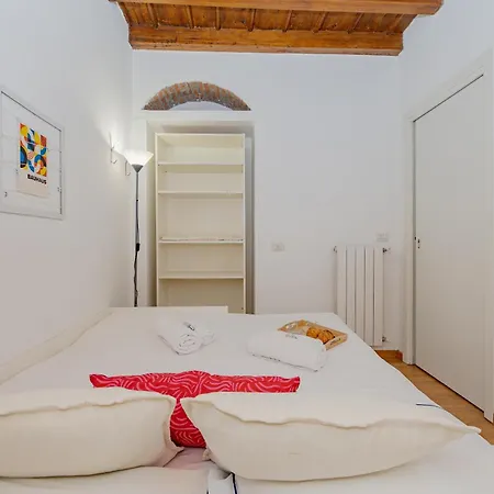 2 Bdr Flat - Direct Tram 15 Min Duomo Apartment *