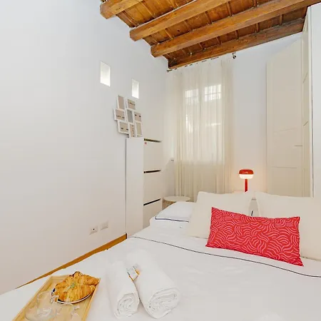 2 Bdr Flat - Direct Tram 15 Min Duomo * Milan