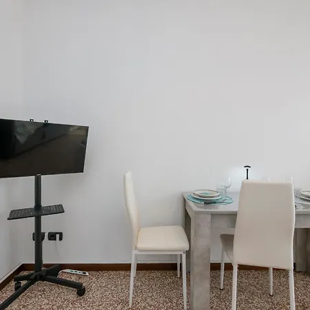 Homelovers Bright And White House Navigli District