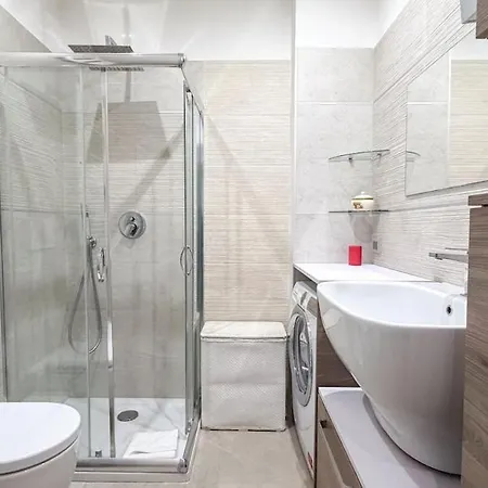 Family 2br With Balcony, Near Metro Appartement Milan