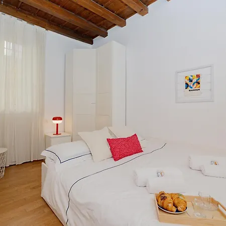 2 Bdr Flat - Direct Tram 15 Min Duomo Apartment