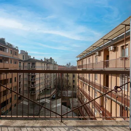 Homelovers Bright And White House Navigli District Daire