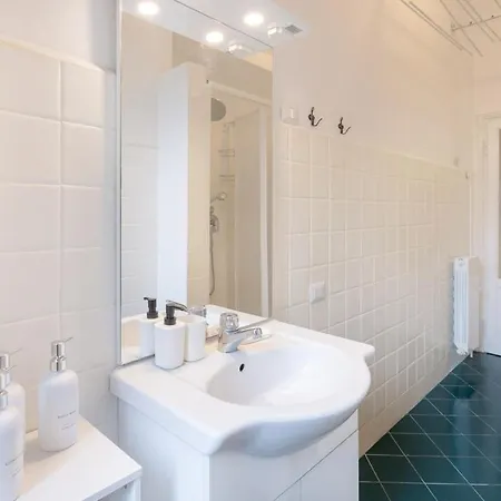 Vintage Chic Flat Steps From Fiera & Wi-fi Lägenhet *