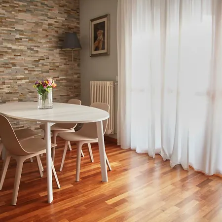 Apartmán Elegante - 2 Camere, 2 Bagni, Garage E Balcone