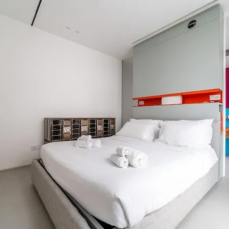 Luxury Penthouse, Exclusive Design & Private Garage Apartment Mailand