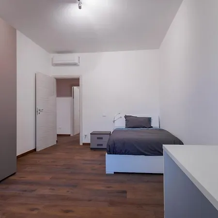 Cinzia's House - 5 Minutes From The Metro Appartamento Milano