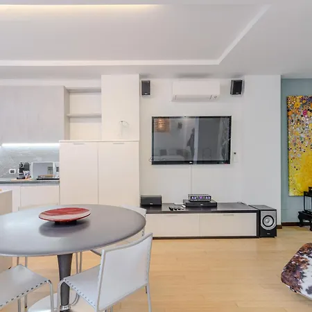 アパート Isola Oasis - Loft With Garden & Free Private Garage ミラノ