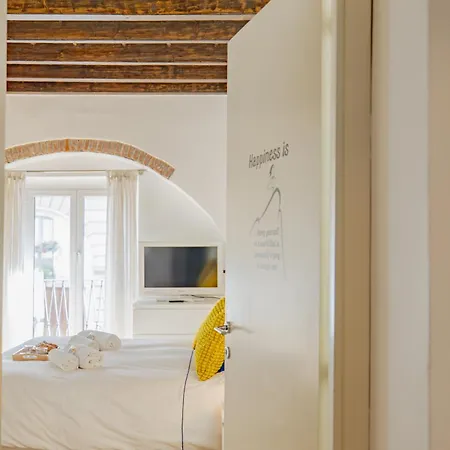 2 Bdr Flat - Direct Tram 15 Min Duomo Apartment Milan