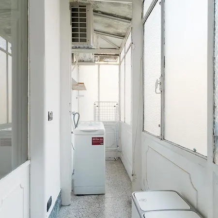 Guesthost - Modern Flat Near Darsena Διαμέρισμα