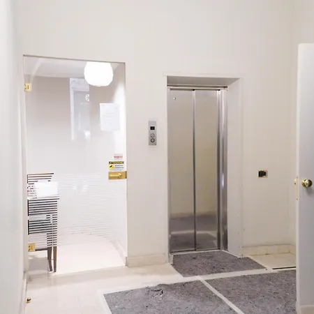 San Babila Elegant Duplex - Design District Apartment Milan