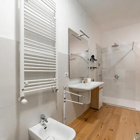 Apartment 5 Walk From Porta Venezia Station, With 2 Bedrooms