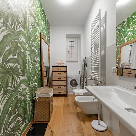 Appartement 5 Walk From Porta Venezia Station, With 2 Bedrooms Milaan