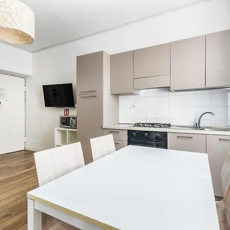 Stayeasy Fara12 - Station & Downtown Walking Distance *