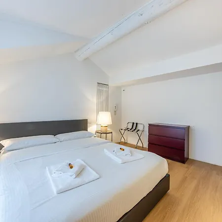 Spacious 3 Bedroom 2 Bathroom Near Metro Crocetta Center * Mediolan