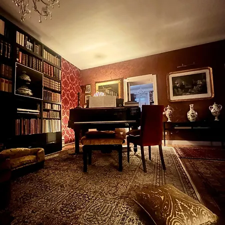 Charming Elegant In Historic Art Nouveau Building, Отель типа 