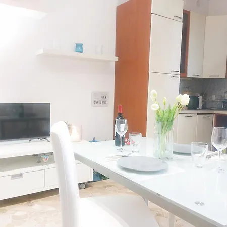 Apartment Floor Retreat Private Balconies Cityskyline *