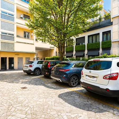 Stylish 8-bed Near Duomo Ideal For Groups Families With Terrace Garden Parking Mailand