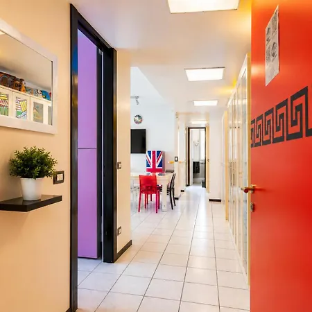 Stylish 8-bed Near Duomo Ideal For Groups Families With Terrace Garden Parking Ferienhaus