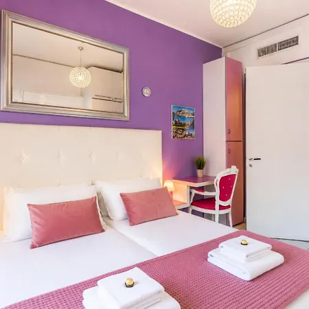 Stylish 8-bed Near Duomo Ideal For Groups Families With Terrace Garden Parking