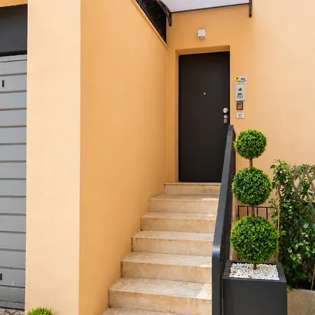 Ferienhaus Stylish 8-bed Near Duomo Ideal For Groups Families With Terrace Garden Parking *