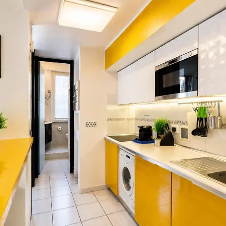 Stylish 8-bed Near Duomo Ideal For Groups Families With Terrace Garden Parking *