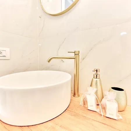 G Luxury Platinum&gold Red Metroline To Duomo Milano