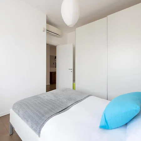 Lush Contemporary Flat, Wonderful And Wide Home With 3 Bedrooms, 6 Guests, By Houseinmilano *