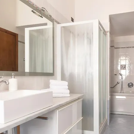 شقة Darsena Apartment, 6 Guests, 2 Bdr, Neighborhood, Navigli ميلان