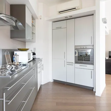 Lush Contemporary Flat, Wonderful And Wide Home With 3 Bedrooms, 6 Guests, By Houseinmilano