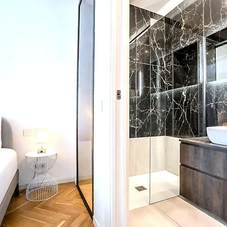 B And G San Babila- Luxury In The Heart Of - Design District Konukevi 3*