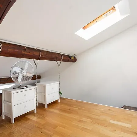 Cozy Sky Nest Near Shopping Area Appartement