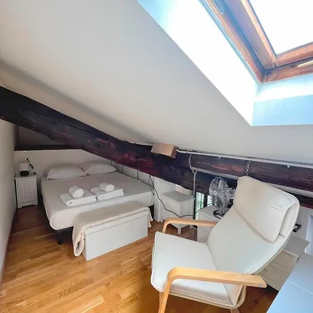 Cozy Sky Nest Near Shopping Area Appartement