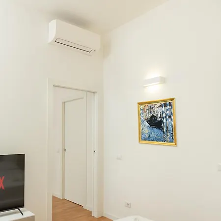 Exclusive - Next To The Metro * Milano