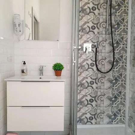 Guest house -l' Oasi Del Turista, Room2- Station Milan