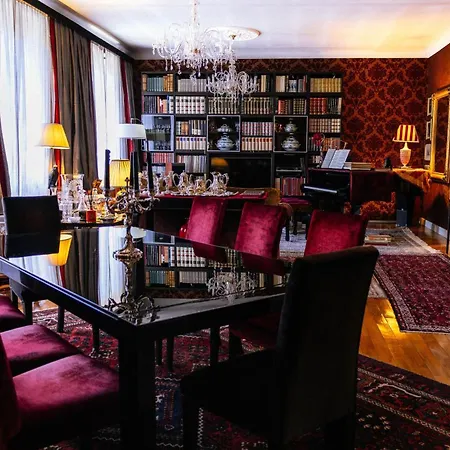 Charming Elegant In Historic Art Nouveau Building, Отель типа 