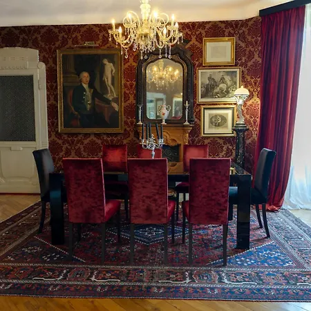 Charming Elegant In Historic Art Nouveau Building, Отель типа 