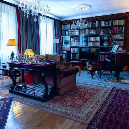 Charming Elegant In Historic Art Nouveau Building, Отель типа 