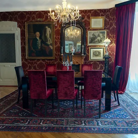 Charming Elegant In Historic Art Nouveau Building, Отель типа 