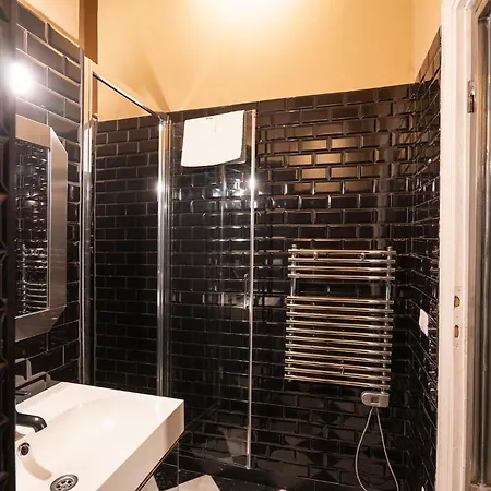 Manderley Hideaway - *