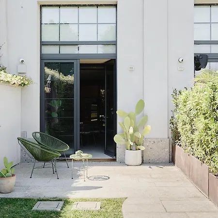 Modern Canal-side Loft With Private Garden *