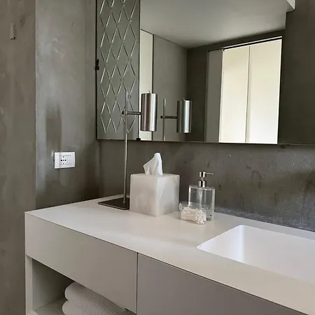 Urban Retreat Minutes Away From Duomo Cathedral *