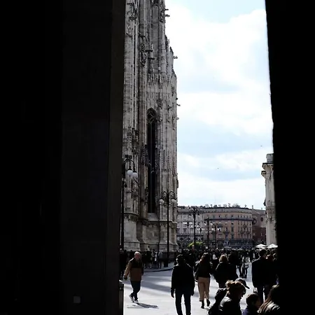 לינה וארוחת בוקר Duomo Hub - Boutique Guest With Self Check-in מילאנו