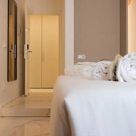 לינה וארוחת בוקר Duomo Hub - Boutique Guest With Self Check-in מילאנו