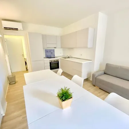 Mercantini - Cozy, Sleeps 13 Milano