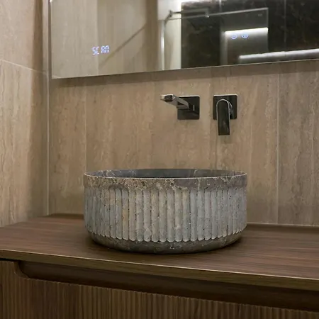 לינה וארוחת בוקר Duomo Hub - Boutique Guest With Self Check-in מילאנו