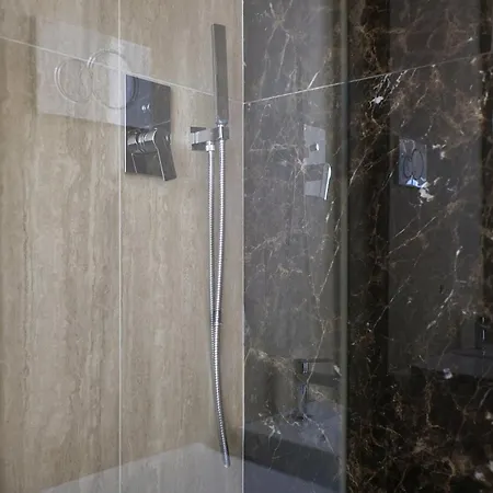 לינה וארוחת בוקר Duomo Hub - Boutique Guest With Self Check-in מילאנו