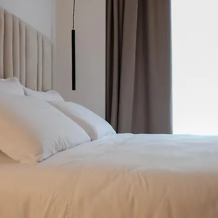 לינה וארוחת בוקר Duomo Hub - Boutique Guest With Self Check-in מילאנו